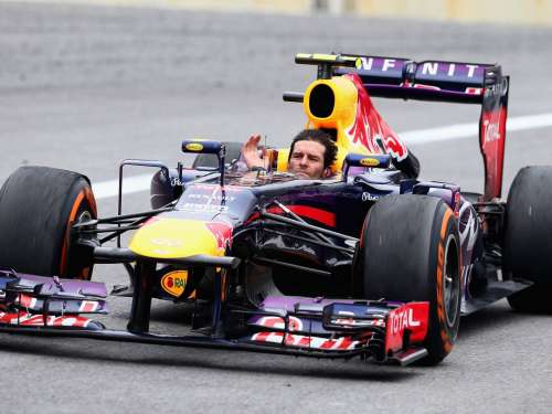 Webber bukósisak nélkül utolsó F1-es futamán