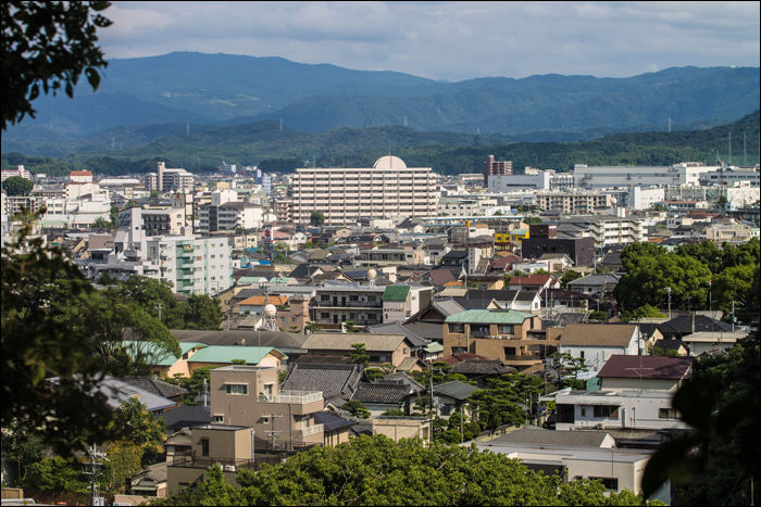 Wakayama városának részlete a hasonlóan elnevezett kastélyból nézve.