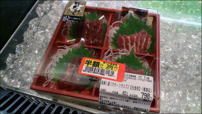 Lóhús sashimi az egyik helyi áruház polcán.