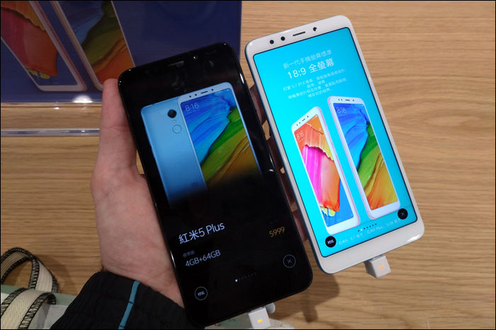 2018. január 30-án, bő egy hónappal a megjelenést követően, végre a Xiaomi saját üzleteibe is eljutott a legújabb Redmi 5 / Redmi 5 Plus széria.