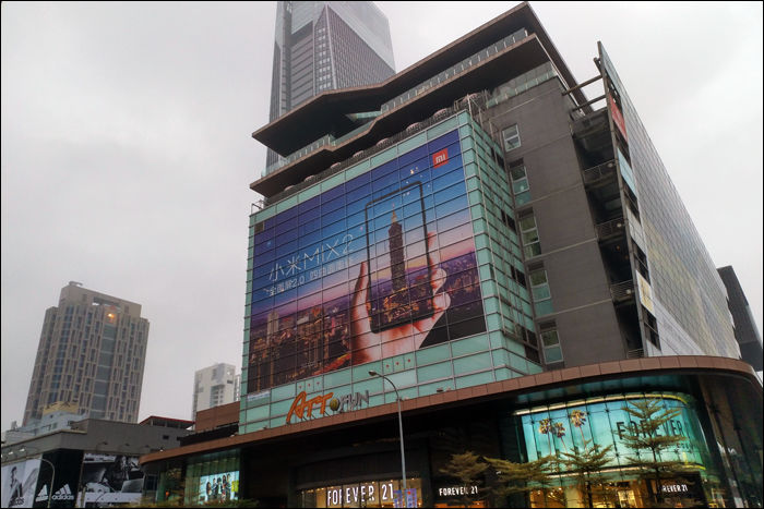 Xiaomi Mi Mix 2 reklám a tajpeji ATT 4 Fun bevásárlóközpont oldalán.