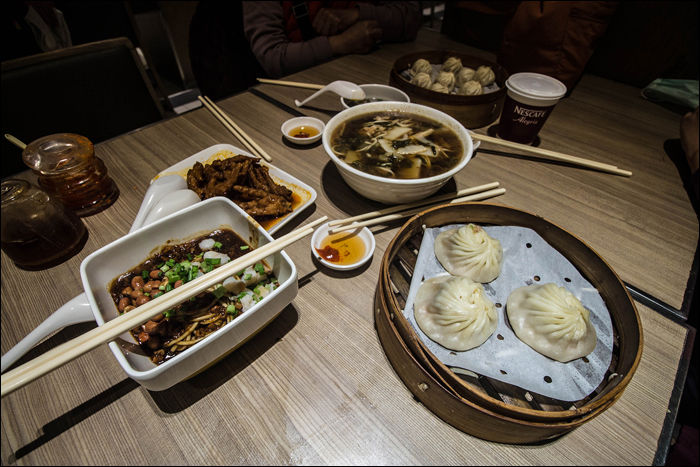 Véletlenszerű helyi ételek egy hangzhoui étteremben.