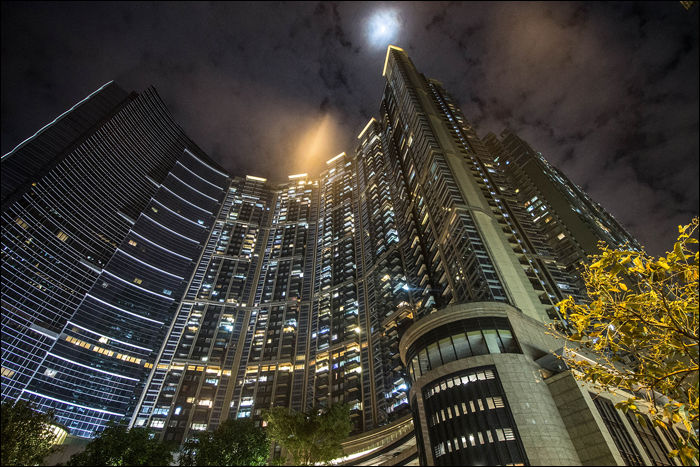 Makaó joggal tudhatja magáénak a világ legzsúfoltabb városa címet, hiszen a település képét ilyen és ehhez hasonló, akár több mint 40 emeletes társasházak is sűrűn díszítik.
