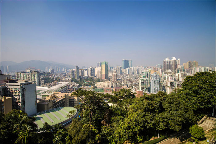 Makaó látképe a Guia Parkból, háttérben a tényleges Kína részét képező Zhuhai városával és szmoggal.