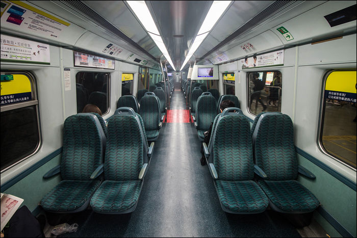 MTR Metro Cammel EMU első osztályú utastere.