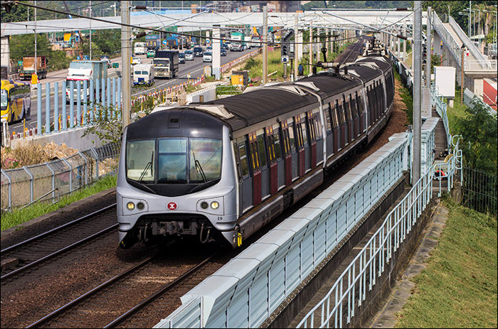 MTR Metro Cammel EMU halad az East Rail Line vonalon Tai Po (太和) közelében.