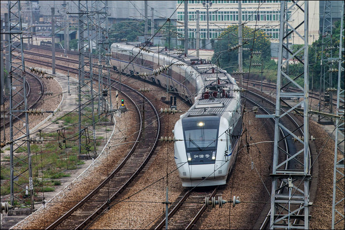 CRH1A típusú nagysebességű EMU érkezik Guangzhou felől Shenzhen állomásra. Hasonló, InterCity járatokat találhatunk például Guangzhou és Zhuhai, Chengdu (成都) és Emeishan (峨眉山) és Shenzhen-Északi illetve Shanwei (汕尾), valamint Hainan (海南) szigetén is.