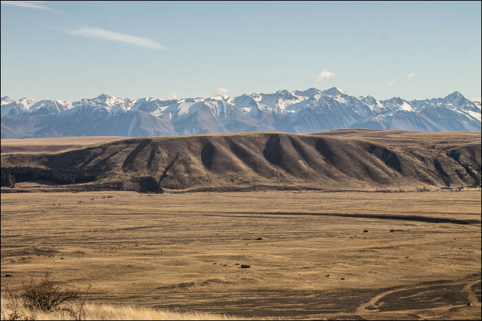 Kilátás a Mt. John csúcsáról nyugati irányban, háttérben Mordorral. Az innen alig 20km-re lévő Twizel hasonló kinézetű környéke szolgált a Gyűrűk Ura filmek Gondorjaként.