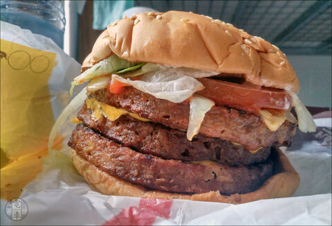 A Burger Kingből beszerzett első „Rebel Whopperemet” mindjárt három hússal (növénnyel?) kértem, annak idején ez 4400 forinttal terhelte meg költségvetést.