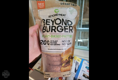 Egy 1,1kg-os pakk Beyond Burger látképe.