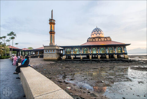 A Langkawi komp felé igyekvők indulás előtt gyönyörködhetnek egy kicsit a kompterminálhoz közeli Al Hussain mecsetben.