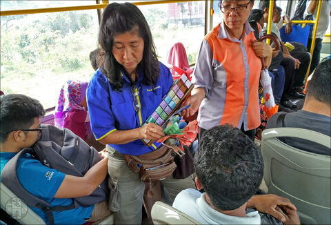 A Perak Transit jegyadagoló munkatársa.