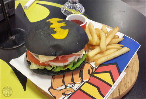Batburger egy Kuala Lumpur-i DC tematikájú hamburgerező kínálatából.